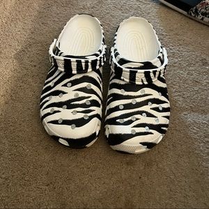 These are crocs in zebra print. Size 10 comfy and in great condition.